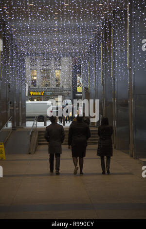 Pubblico passeggio tra gli edifici a partire da un blocco per il prossimo in midtown Manhattan, a New York City. Foto Stock