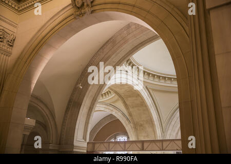 I dettagli architettonici dell'area di soffitto nella grande hall presso il Metropolitan Museum of Art di New York City, il museo più grande negli Stati Uniti. Foto Stock