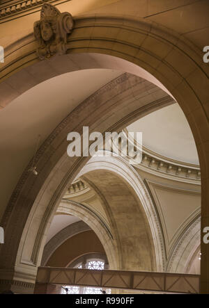 I dettagli architettonici dell'area di soffitto nella grande hall presso il Metropolitan Museum of Art di New York City, il museo più grande negli Stati Uniti. Foto Stock