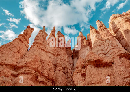 Sagomato a cuspide delle formazioni rocciose note come hoodoos a Bryce Canyon National Park nello Utah, Stati Uniti d'America Foto Stock