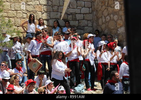 Gli spettatori a guardare i cavalli in esecuzione a Los Caballos del Vino in Caravaca de la Cruz Foto Stock