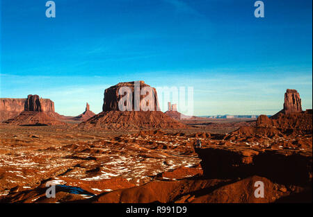 Vista panoramica della Monument Valley in inverno, Navajo Tribal Park, STATI UNITI D'AMERICA Foto Stock