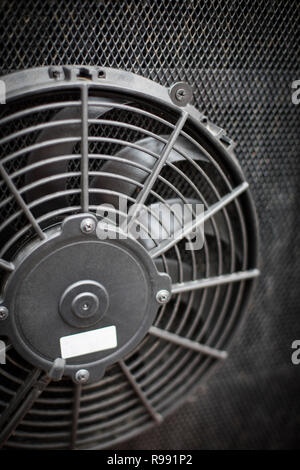 Chiudere l immagine della ventola di raffreddamento del motore di un autobus. Foto Stock