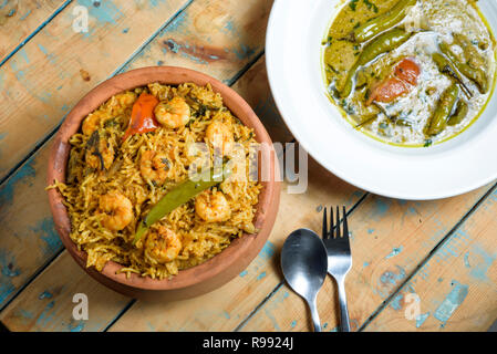 Gamberi deliziosi Biryani in pentola di creta Foto Stock