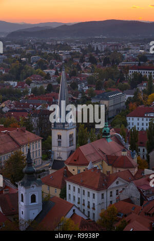 Una panoramica della città di Lubiana, Slovenia e Saint James Chiesa al tramonto. Foto Stock