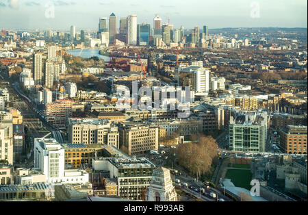 Vista in elevazione su East London, St Katherine's Dock e Wapping verso essi grattacieli di Canary Wharf. La Torre di Londra è in basso a destra. Foto Stock