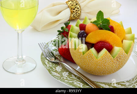 Taglia fancy melone con frutta assortiti interno e succo di frutta per bere Foto Stock