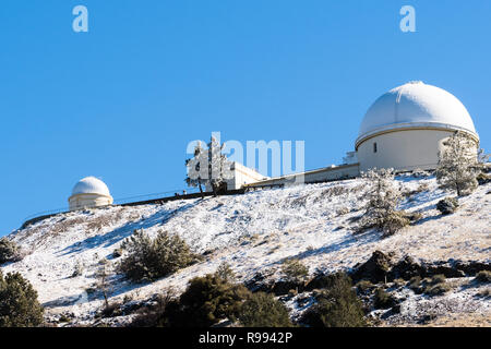 La storica leccare osservatorio (di proprietà e gestito dall'Università di California) sulla cima di Mt Hamilton su una chiara mattina, la neve che ricopre il polv Foto Stock