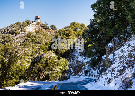 Strada innevata sulla cima di Mt Hamilton, San Jose, South San Francisco Bay Area, California Foto Stock