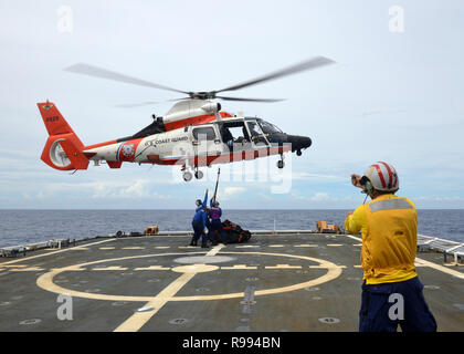 Guardacoste Munro (WMSL 755) Membri di equipaggio condurre operazioni aeree con una stazione di aria Barbieri punto HM-65 elicottero delfini nel Pacifico centrale, Dicembre 4, 2018. Il Murno era sul suo primo pattuglia operativa ed è stata la prima National Security Cutter per visitare la regione. (U.S. Coast Guard foto di Sottufficiali di terza classe Matteo Ovest) Foto Stock