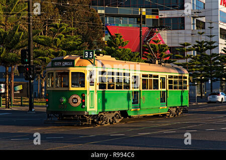 Un annata di Melbourne il tram percorre Harbour Esplanade a Melbourne Docklands, Victoria Australia.7 Melbourne può essere visto in background. Foto Stock