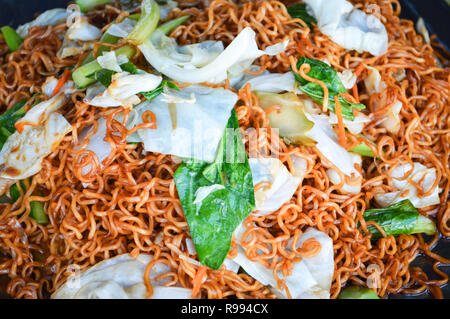 Saltate in padella spaghetti istantanei con verdura cibo tailandese / Pad Thai spaghetti di riso fritti stir in cucina di strada. Foto Stock