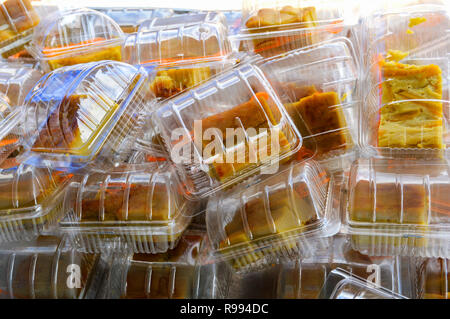 Crema di Cocco piazze con scalogno e zucca fritti in box / Nome in thai 'Khanom Maw Kaeng' Foto Stock