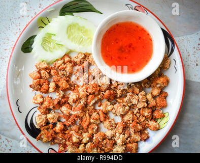 Fritte tendini di pollo con aglio e peperoncino Salsa su piastra per snack / fritto di pollo croccante e il cetriolo Foto Stock