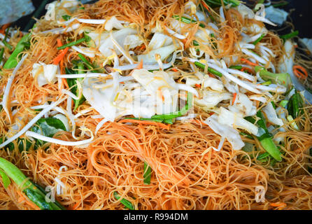 Mescolare il riso fritto spaghetti vermicelli con i germogli di soia cibo tailandese / pad thai spaghetti di riso fritti stir in cucina di strada Foto Stock