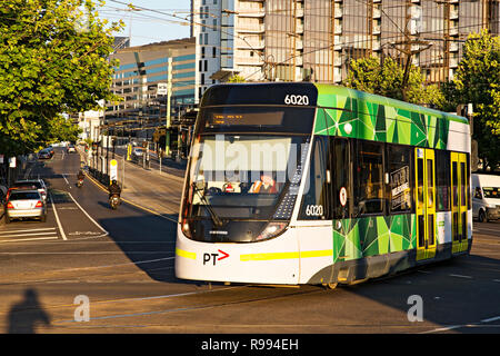 A Melbourne il tram percorre Harbour Esplanade a Melbourne Docklands,Victoria Australia. Foto Stock