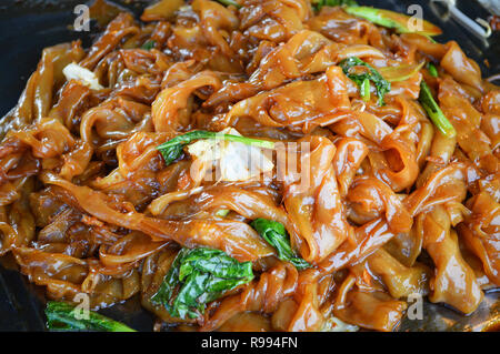 Saltate in padella ampia riso Tagliatelle con verdure cibo tailandese / Pad Thai spaghetti di riso fritti stir in cucina di strada Foto Stock