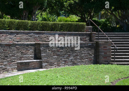 Sydney Australia, secco muro di pietra nel giardino con scala interna Foto Stock