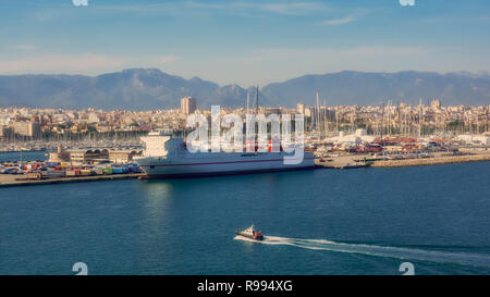 PALMA DI MAIORCA, SPAGNA - 23 MAGGIO 2018: Vista del porto con lo skyline della città sullo sfondo Foto Stock