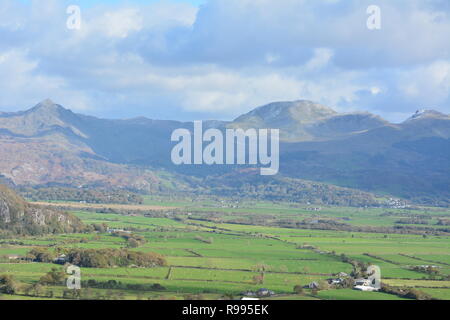 Cincht & Moelwyn Mawr montagne e verdi campi vicino a Porthmadog Foto Stock