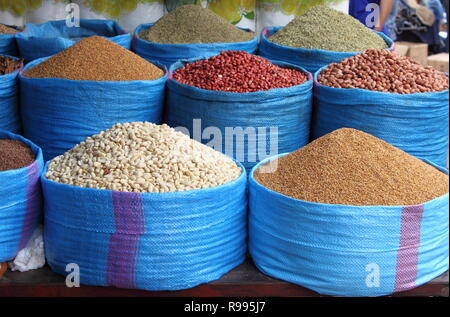 Frutta secca e legumi in un mercato in stallo in Marocco Foto Stock