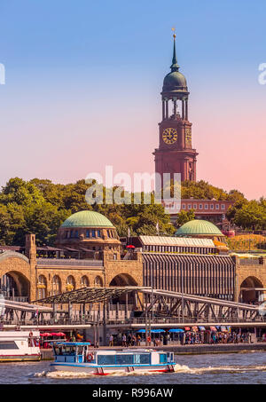 Germania Amburgo skyline di bella vista del fiume Elba, Hamburger Landungsbruecken con il porto e la torre della cattedrale Foto Stock