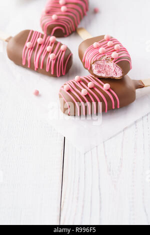 Gelato alla fragola ricoperta di cioccolato per un giorno di San Valentino Foto Stock