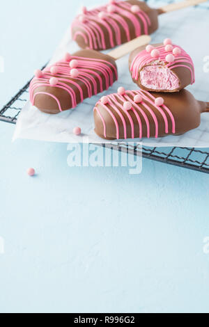 Marshmallow a forma di gelato e ricoperto di cioccolato. Foto Stock