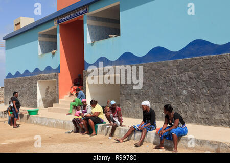 La porta in scena con donne locali al di fuori seduta comunale del mercato del pesce. Sal Rei, Boa Vista, Isole di Capo Verde, Africa Foto Stock