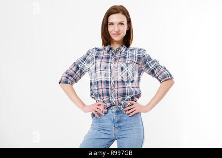 Bella bruna felice in posa con le sue mani sulla sua cintura in un plaid shirt isolati su sfondo bianco Foto Stock