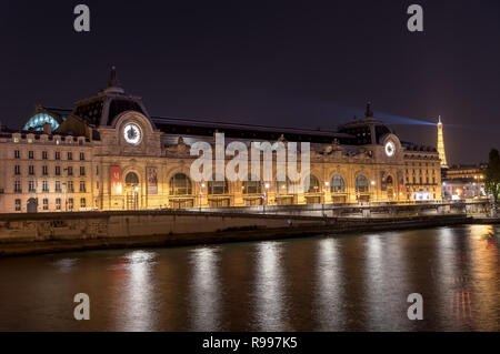 Musee d'Orsay a Parigi di notte Foto Stock