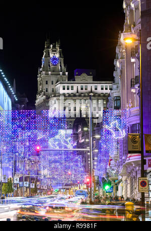 Le luci di Natale a Gran Via con Telefonica edificio in background. Madrid. Spagna. Foto Stock