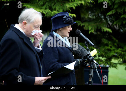 Lord Luogotenente di Dumfriesshire Fiona Armstrong legge un messaggio dalla regina durante la commemorazione servizio nel Memorial Garden a Dryfesdale cimitero di Lockerbie per contrassegnare il trentesimo anniversario dell'attentato di Lockerbie. Foto Stock