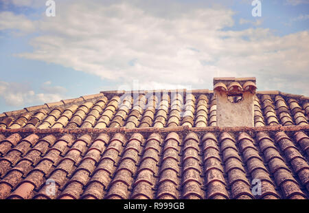 Vecchie piastrelle in ceramica del tetto, il fuoco selettivo del colore applicato tonificante, Mallorca, Spagna. Foto Stock