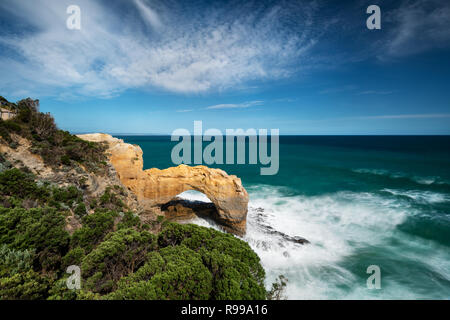 L'arco è una delle caratteristiche costiere nel Parco Nazionale di Port Campbell. Foto Stock