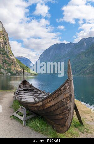 Replica nave vichinga in Gudvangen, Naerøyfjord, Sognefjord, Sogn og Fjordane, Norvegia Foto Stock