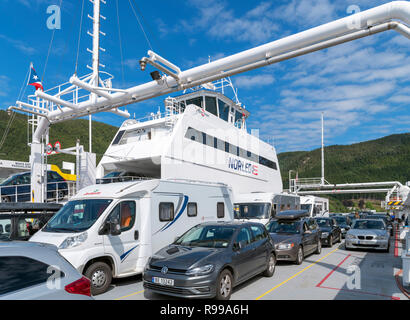 Auto e camper sul Lavik a Ytre Oppedal ferry (ROTTA E39), Sognefjord, Sogn og Fjordane, Norvegia Foto Stock