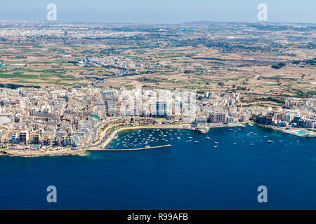 Vista aerea della città di Bugibba, Baia di San Paolo nella regione settentrionale di Malta. Popolare località turistica con destinazione promenade, alberghi, ristoranti, pub, club e un casinò. Foto Stock