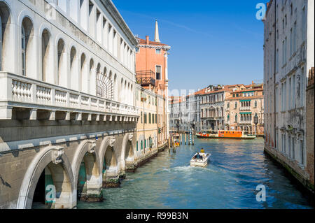 Vedute di Venezia centro turistico - edifici di interesse storico e canali d'acqua. Veneto, Italia. Foto Stock