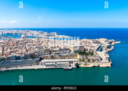 Storico di La Valletta, capitale di Malta, Grand Harbour, città di Sliema, Marsamxett bay dal di sopra. Grattacielo a Paceville distretto è in background. Malta vista aerea Foto Stock