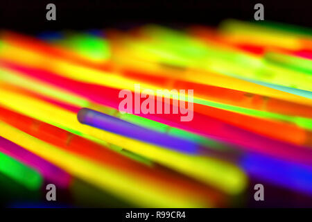 Variazione di variopinte colorato fluorescente colorato chem luce tubo al neon con la riflessione sullo specchio con sfondo nero. Divertimento party night concept Foto Stock