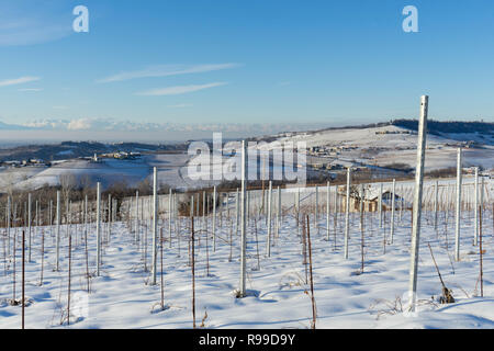 Le colline delle Langhe coperte da neve piemonte - Italia Foto Stock