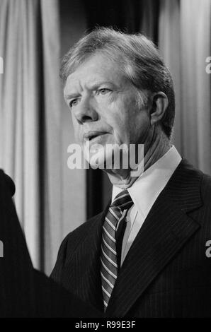 Il presidente Jimmy Carter annuncia nuove sanzioni contro Iran in ritorsione per la presa di ostaggi degli Stati Uniti. 1980 apr. 7 Foto Stock