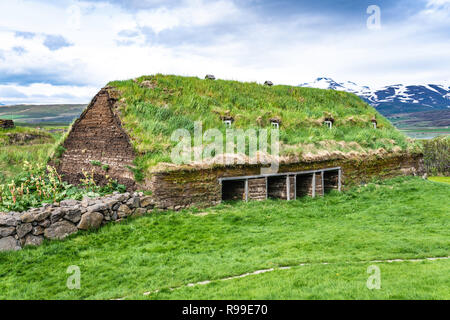 Il tappeto erboso Laufás case in Eyjafjörður vicino Grenivík nel nord dell'Islanda, l'Europa. Foto Stock