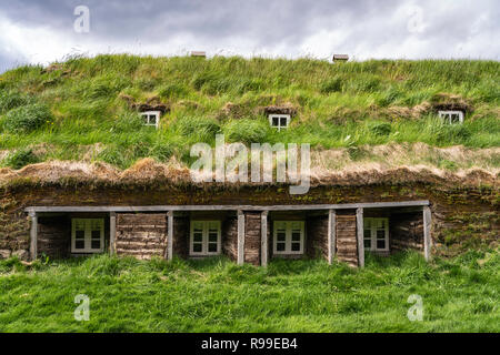 Il tappeto erboso Laufás case in Eyjafjörður vicino Grenivík nel nord dell'Islanda, l'Europa. Foto Stock