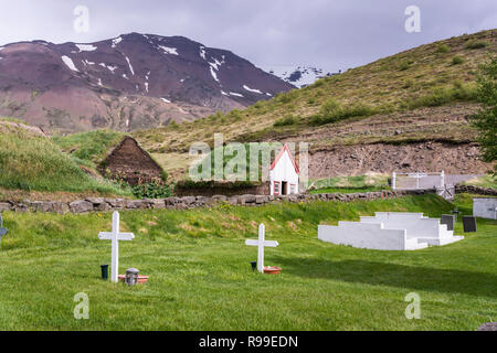 Il tappeto erboso Laufás case in Eyjafjörður vicino Grenivík nel nord dell'Islanda, l'Europa. Foto Stock