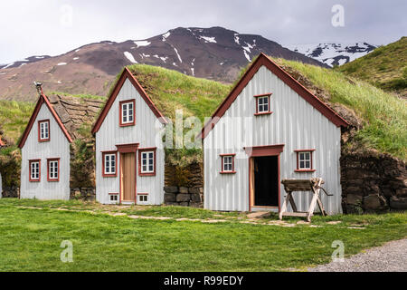 Il tappeto erboso Laufás case in Eyjafjörður vicino Grenivík nel nord dell'Islanda, l'Europa. Foto Stock