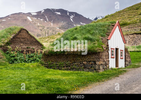 Il tappeto erboso Laufás case in Eyjafjörður vicino Grenivík nel nord dell'Islanda, l'Europa. Foto Stock