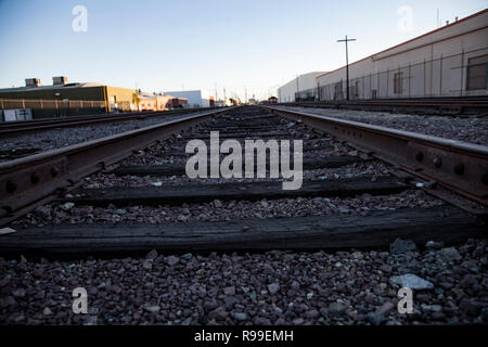 I binari della ferrovia in Vernon, una città molto industriale nell'ombra del centro cittadino di Los Angeles, California, Stati Uniti d'America Foto Stock