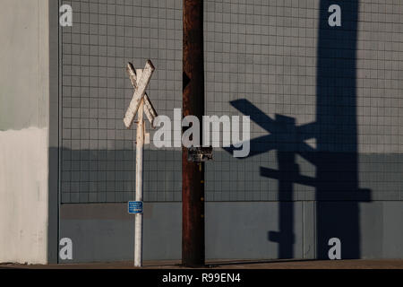 Attraversamento ferroviario accedi Vernon, una città molto industriale nell'ombra del centro cittadino di Los Angeles, California, Stati Uniti d'America Foto Stock